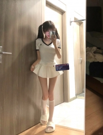 小芽｜22｜152｜42｜B  超嬌小身形 整個人小小一隻很惹人疼 靠近時存在感卻很強 互動