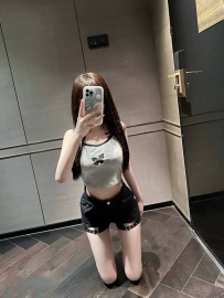 藍姿 165/49kg/26歲/C杯  飽滿車頭燈，柔軟滑嫩，絕非人工，一手是無法掌握喔，運動健