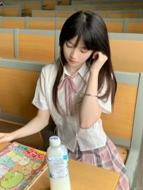 美秀 158cm.44kg.Bcup.19歲  外貌清秀 有著一雙炯炯有神的大眼 純天然無整