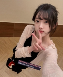 輕輕 157-19歲-B奶-42kg  清純舞蹈生  骨感纖細 佷有女友fu 性格乖乖女