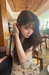 念儿 162cm C杯 46kg 21岁    青秀可爱 臉蛋甜美清秀 身姿柔美可人 就像从漫画走出的