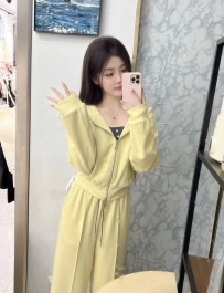 月月 160cm C奶 45kg 21歲  甜甜臉蛋 白皙皮膚，活潑陽光個性很會撒嬌，青春的肉體