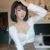 可愛 155.44.C.25歲 短髮微捲，額前飄逸，燦爛的笑容總是掛在她的臉上