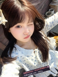 菜菜 155.46.C.19歲  超級甜妹路線 卡哇伊感滿滿 笑起來眼睛彎彎的 很惹人疼 氣質乾淨