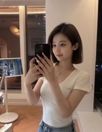 如萍  163.C.25.48kg    短髮緊緻的女人 散發著獨特的魅力  自信而迷人 她的短髮造型