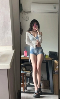 晶晶165 cm/C/24歲/45kg    致命組合： 白皙美肌＋細腰翹臀，，修長美腿從  內衣若隱