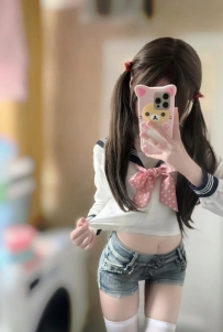 卡娃  155cm Bcup 18歲   櫻桃小嘴   肉嘟嘟的櫻紅欲滴  含著你的雞巴吸吮起來時