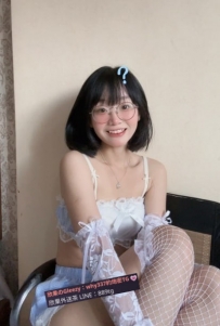 舒苒 158cm / B奶  46kg   19歲   白嫩 清純 可愛到甜美女友感拉滿皮膚細嫩透粉