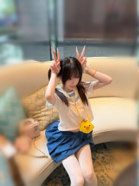 呆咪 152cm  42kg  B+ 19歲  甜甜的學生妹 清純耐看型 個性活潑很好聊 笑起來很有感染