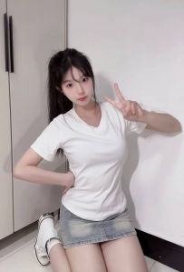 小魚 162.46.C.19歲    皮膚白白嫩嫩的 臉蛋可愛笑起來像初戀  臉嫩奶大又可愛