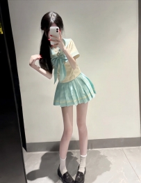 小貓  157cm  44kg  C  20歲  顏值極高的小野貓閃亮上架 擁有讓人移開不眼睛的完美曲
