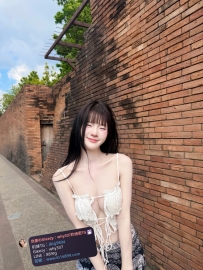 悠悠 163cm-D奶-46kg-25歲 外貌很氣質 肌膚很白皙 瘦瘦的   時尚 粉紅乳頭可以享受 小