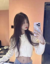 糖果 158cm 45kg B奶 20歲    迷你小蘿莉，肌膚粉嫩如牛奶，眼神無辜純真，笑容甜美動