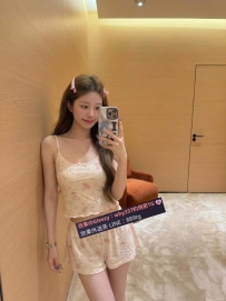白白 156cm・D杯・46kg・22歲 可愛乖巧的小隻馬甜妹，白白嫩嫩的皮膚超軟萌，看起來就