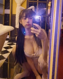 吸吸 158cm/E奶/47kg/19歲 刷新你對19歲美少女の認知 沒脫衣服前乖乖女友模樣 內裝粉