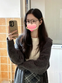 凝凝 157.B.20.41kg     眼鏡文靜圖書妹，皮膚書香清新，借書時手指碰一下就臉紅